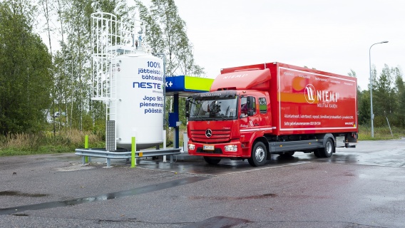 Starting from September 2019, Niemi Services, Finland’s leading service provider in the moving and logistics industry, introduced Neste MY Renewable Diesel™ in all its diesel vehicles and stopped using fossil fuels altogether. 