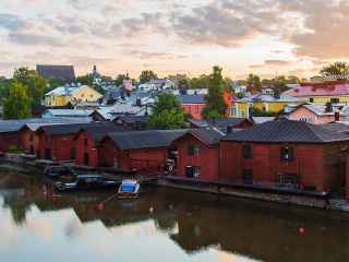 Image:VisitPorvoo. Text: Porvoo is the first city in Finland to start using Neste MY Renewable Diesel in all of its diesel-fueled vehicles.